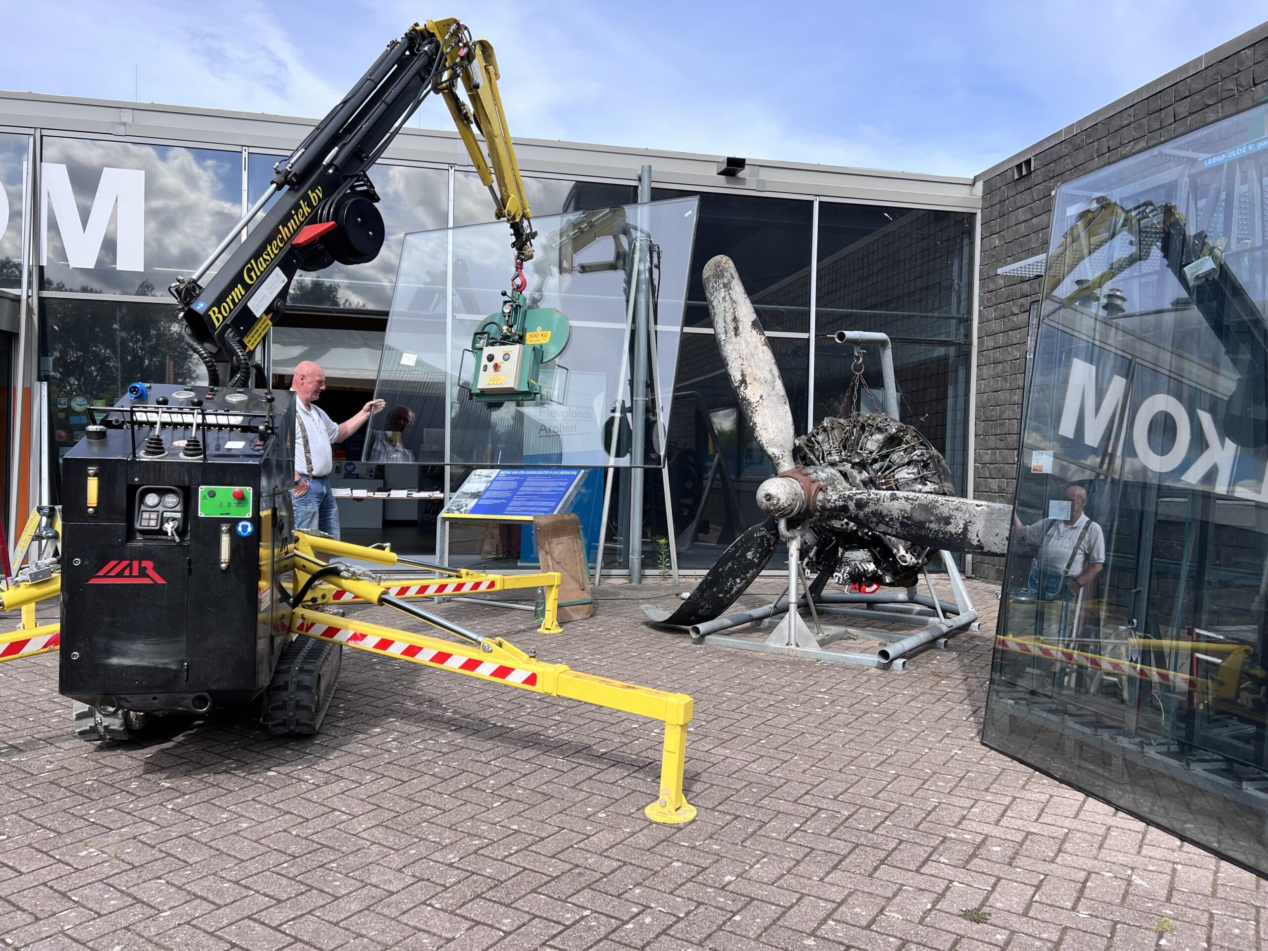Monteurs van Borm Glastechniek plaatsen een isolatieglas-ruit