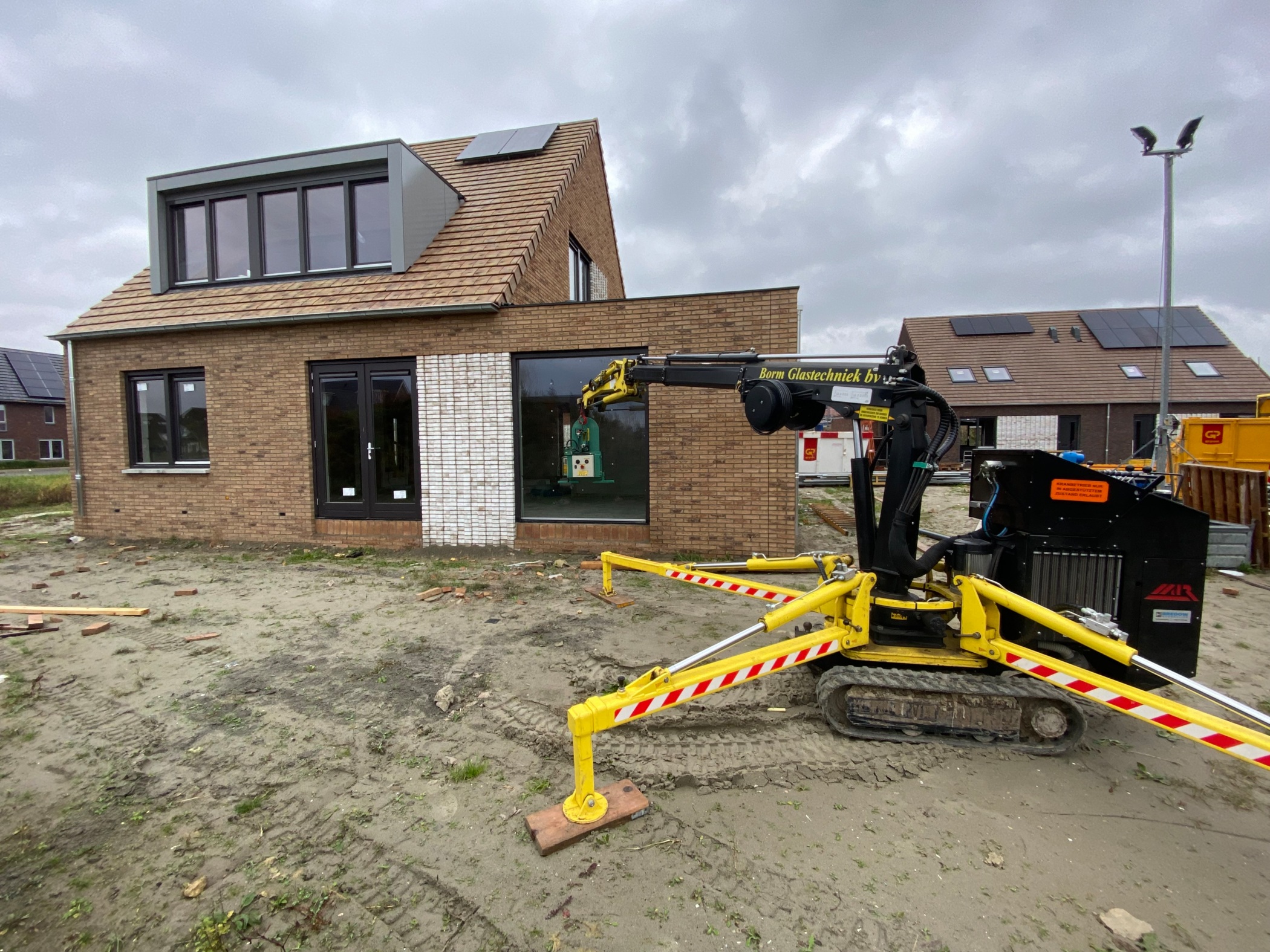 Monteur van Borm Glastechniek aan het werk met isolatieglas