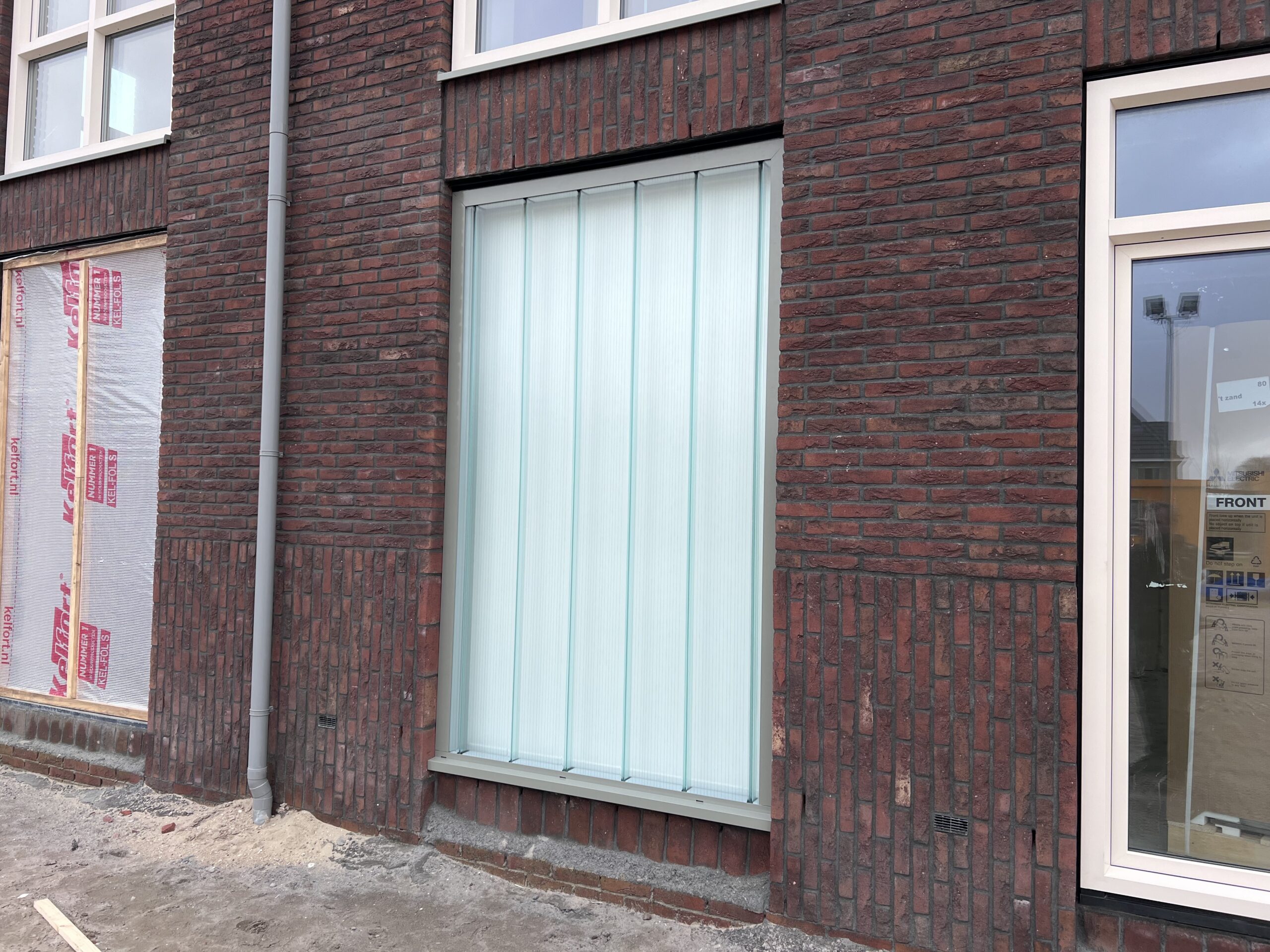 Grote glaspanelen worden geplaatst