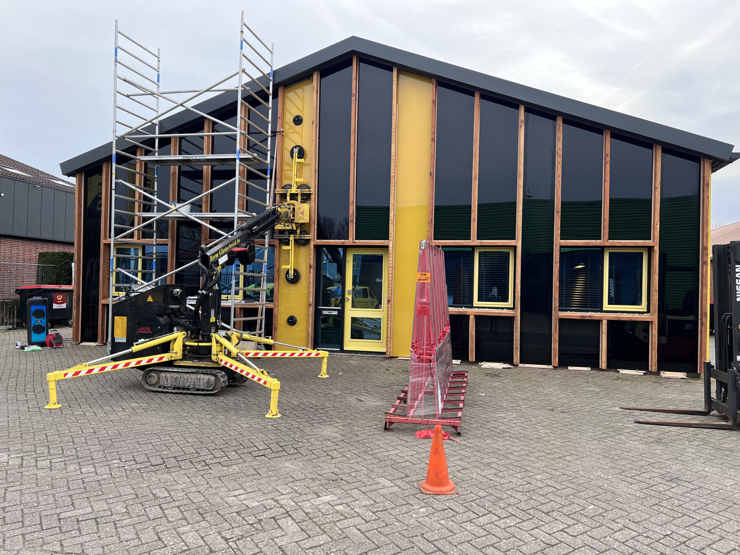 Nieuw geplaatst isolatieglas in een gevel