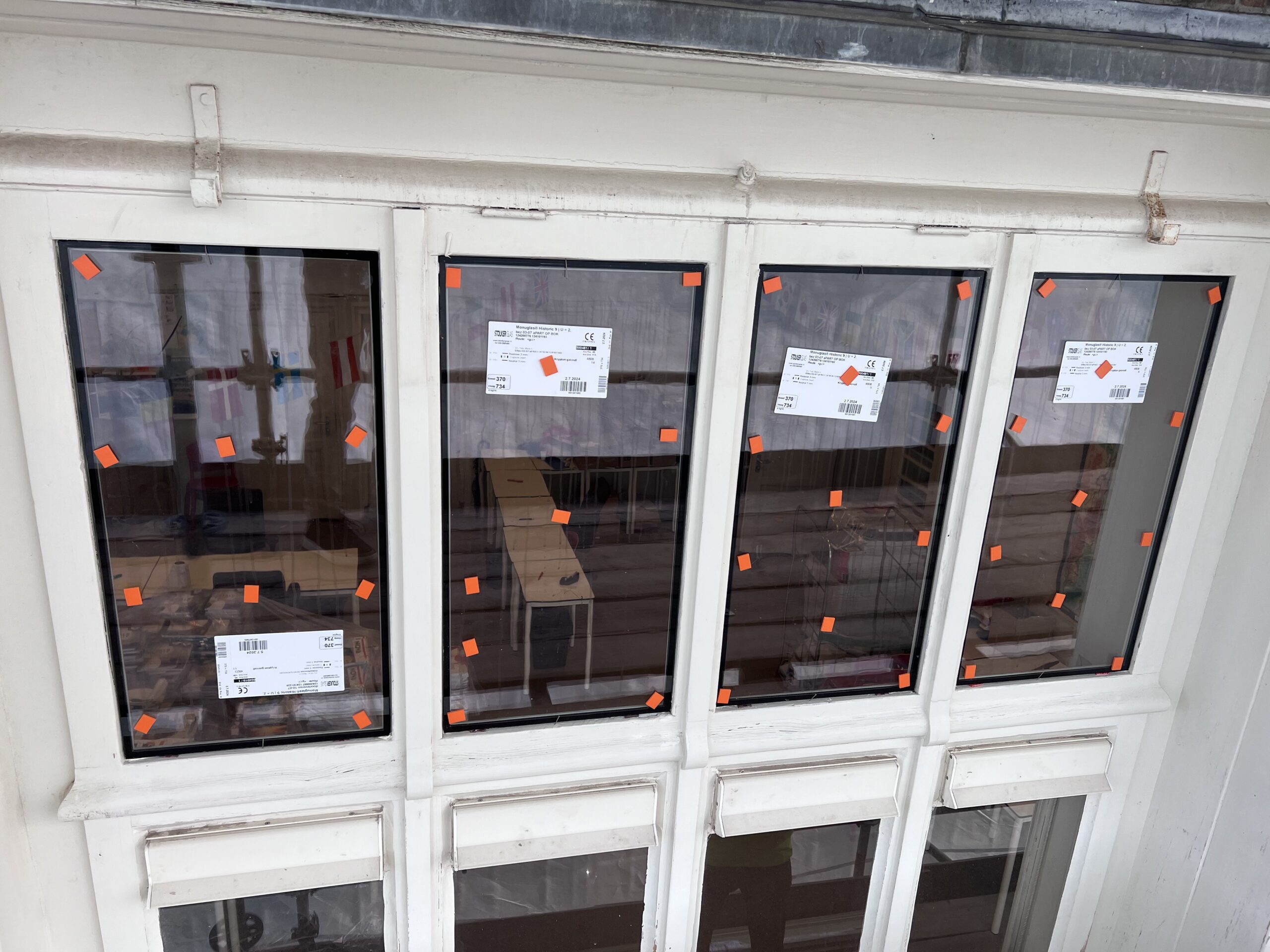 Glaszetter van Borm Glastechniek aan het werk